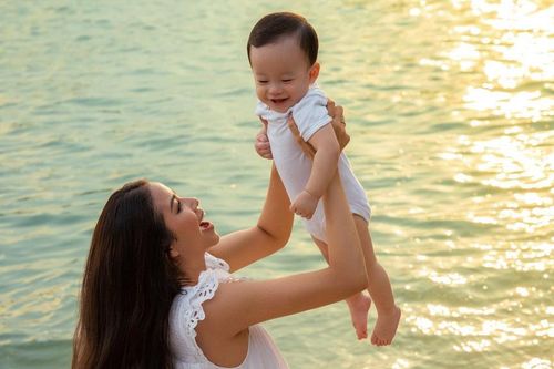 Chỉ 1 động thái nhỏ, Phạm Hương đáp trả thẳng tin đồn mang bầu