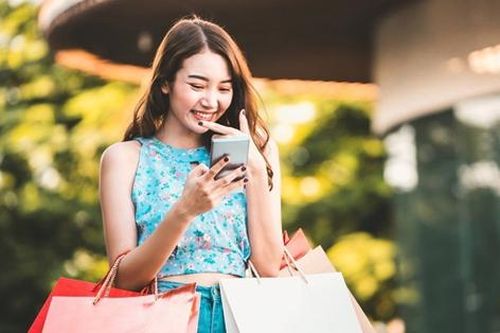Đi công tác 2 tuần, chồng tôi choáng ngợp khi gặp vợ trong nhà hàng