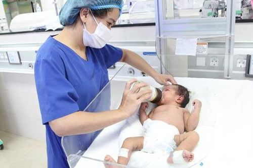 Trẻ sơ sinh bị suy hô hấp nặng do mẹ bị sa dây rau