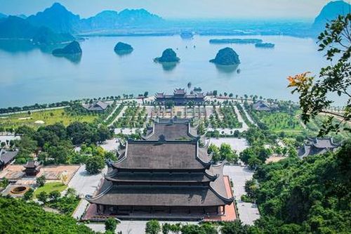 5 ngôi chùa có hồ nước như tiên cảnh