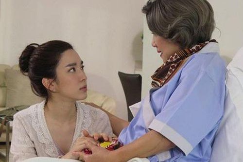 Về thăm mẹ, tôi đau xót khi thấy chị dâu trong nhà tắm
