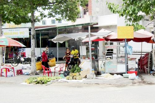 Cấm nhưng vẫn buôn bán trên vỉa hè