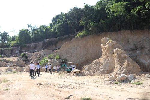 Tình trạng khai thác khoáng sản trái phép tại núi Hòn Thơm: Khẩn trương xử lý dứt điểm
