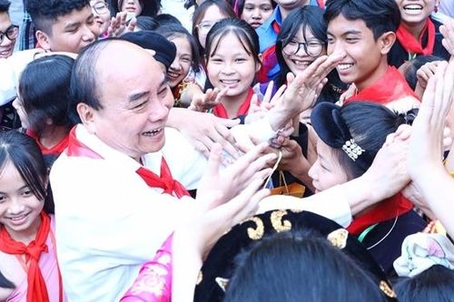 Chủ tịch Nước Nguyễn Xuân Phúc gặp mặt thiếu nhi tiêu biểu các dân tộc toàn quốc