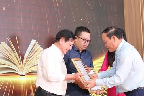 Trao giải thưởng cuộc thi sáng tác 'Trang sách tôi yêu'