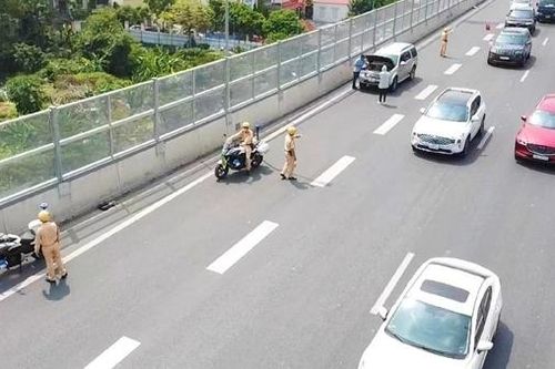 CSGT tuần tra Vành đai 3 trên cao hỗ trợ nhiều ô tô gặp sự cố