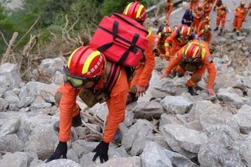 Người đàn ông được cứu sau 17 ngày lạc trên núi vì động đất