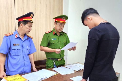 Khởi tố thanh niên chạy xe kẹp ba tông 2 cảnh sát bị thương ở Đà Nẵng