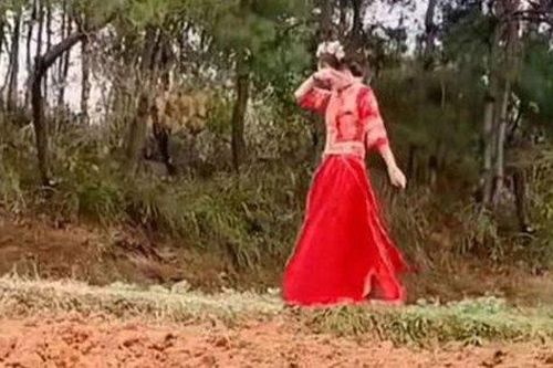Cô dâu mặc váy cưới vừa đi vừa khóc nức nở chạy đến nhà trai, biết nguyên nhân ai cũng phẫn nộ với bố mẹ nhà gái