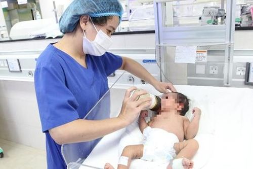 Mẹ bị sa dây rau, con vừa chào đời đã suy hô hấp nguy kịch