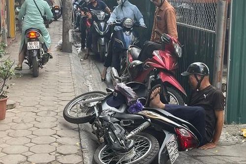 Xe máy ngã nháo nhào vì 'lô cốt' mọc giữa đường