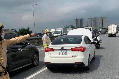 Ô tô liên tục gặp sự cố trên đường Vành đai 3 gây ùn tắc kéo dài