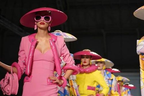 Moschino gây sốc khi khai màn Tuần lễ thời trang Milan với BST lấy cảm hứng từ phao bơi