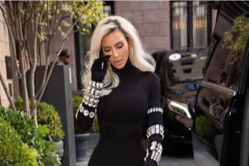 Kim Kardashian diện đồ bó sát khoe eo siêu nhỏ, nhuộm màu tóc gợi nhớ đến Marilyn Monroe
