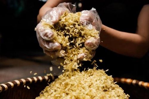 Cận cảnh người dân làng nghề kỳ công làm cốm mộc ở Hà Nội