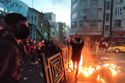 Biểu tình chống khăn trùm đầu nổ ra ở Iran tối thứ 8 liên tiếp