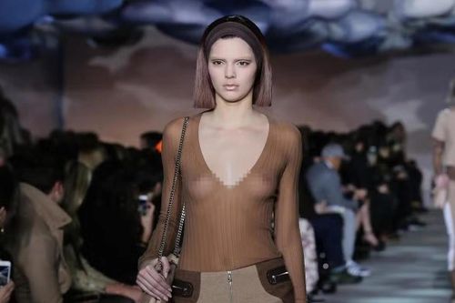 Kendall Jenner chia sẻ về việc mặc đồ hở ngực năm 18 tuổi