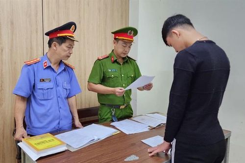 Khởi tố thanh niên kẹp ba đánh võng còn tông vào Cảnh sát 113