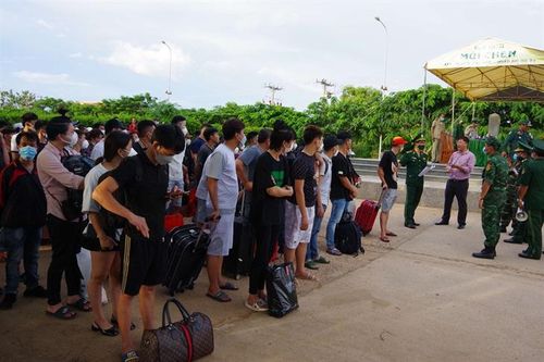 BĐBP Kiên Giang tiếp nhận 226 công dân Việt Nam từ Campuchia về nước