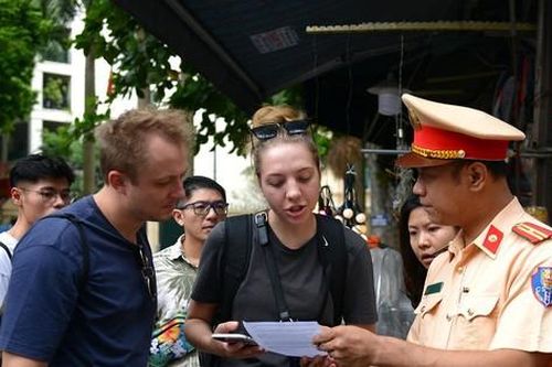 CSGT phát tờ rơi trên 'phố cà phê đường tàu' cảnh báo du khách