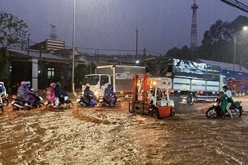 Tìm kiếm người đàn ông bị nước cuốn mất tích khi băng qua đường ngập
