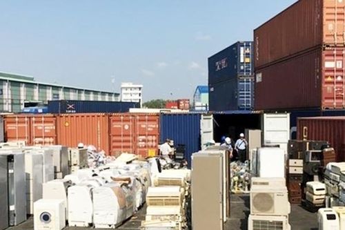 Đề nghị truy tố hai cựu Công an và 24 bị can trong đường dây buôn lậu 1.300 container máy móc cũ