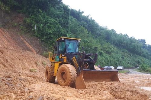 Sạt lở đường trên Quốc lộ 7A, đoạn qua dốc Chó