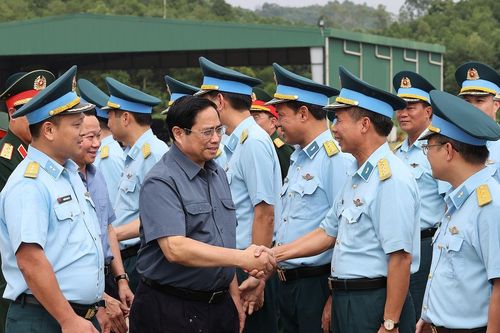 Thủ tướng thăm Trung đoàn không quân 921 và sân bay quân sự Yên Bái