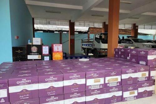 Long An: Công an tạm giữ hàng ngàn chai rượu ngoại không rõ nguồn gốc