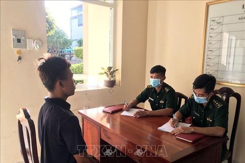 Tiếp nhận 9 người nước ngoài trôi dạt trên biển Phú Quốc được ngư dân cứu vớt