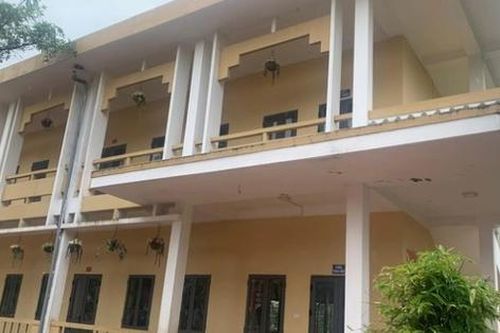 Lan can tầng 2 ngôi trường nơi học sinh ngã xuống đất nguy kịch có đảm bảo an toàn?