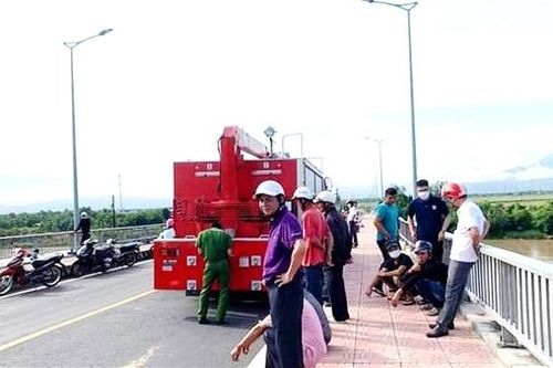 Truy tìm người bỏ xe máy trên cầu Dinh Ông lúc nửa đêm