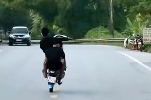Hai thanh niên điều khiển xe một bánh kiểu 'Bọ ngựa giương càng' bị xử phạt