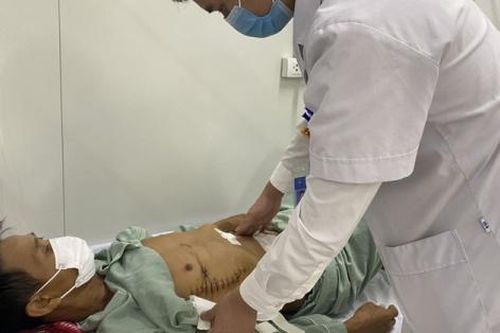 Cứu sống người đàn ông bị hàng xóm đâm trọng thương