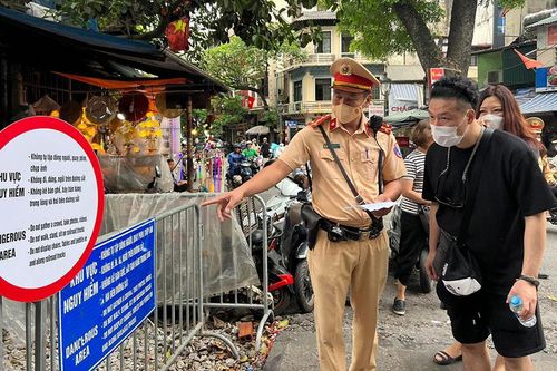 Phát tờ rơi song ngữ tuyên truyền an toàn đường sắt ở 'phố đường tàu'