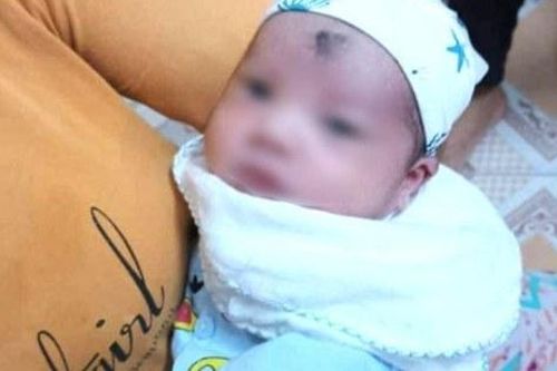 Xót xa bé trai sơ sinh bị bỏ rơi trước cổng nhà dân lúc trời tối