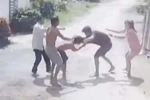 Vô tình cán qua đống cát, tài xế bị hành hung tập thể