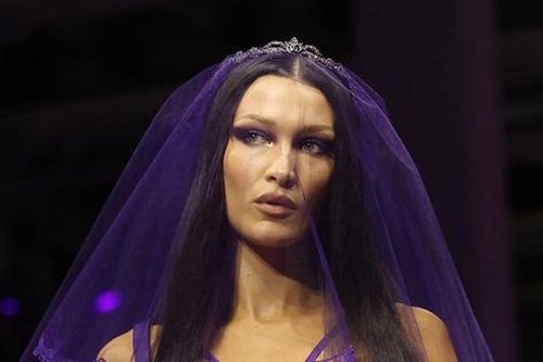 Milan Fashion Week: Bella Hadid hóa cô dâu bí ẩn, Paris Hilton kết màn show Versace