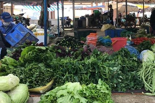 Người tiêu dùng ngóng hàng hóa giảm giá