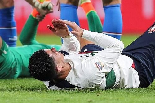 Hình ảnh Ronaldo bị chấn thương và đau đớn nằm trên sân