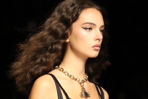 Con gái 18 tuổi của Monica Bellucci diện mốt lộ nội y