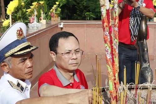 Đoàn đại biểu TPHCM dâng hương tưởng nhớ các anh hùng liệt sĩ tại Côn Đảo