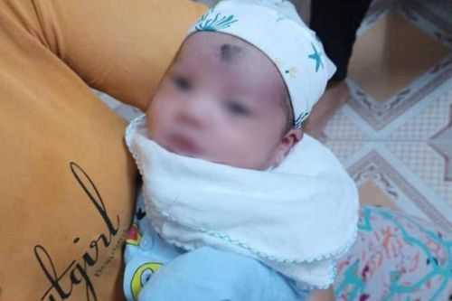 Bé trai sơ sinh ở Thái Bình bị bỏ rơi bên đường