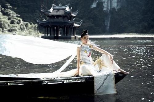 Hoa hậu Lý Kim Thảo kiêu sa trong tà áo dài cách tân
