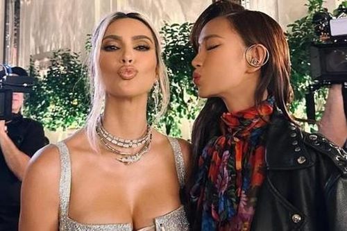 Châu Bùi đứng chung khung hình với Kim Kardashian