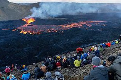 Đi xem dung nham núi lửa phun trào ngay trước mắt ở Iceland