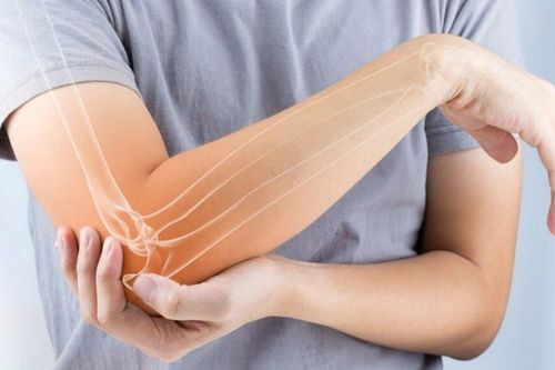 Căn bệnh khiến người mắc không thể nhấc tay mặc áo, đánh răng