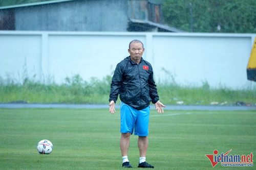 Tuyển Việt Nam dầm mưa tập luyện, thầy Park nằm sân... ăn vạ