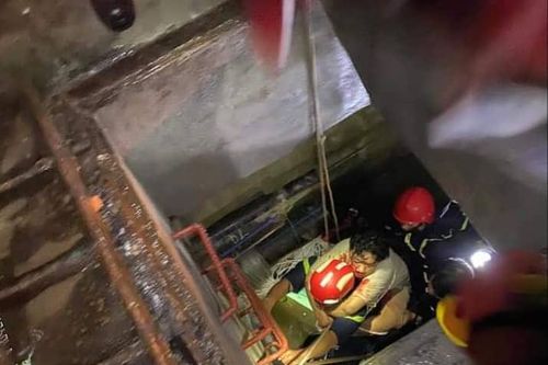 Giải cứu người đàn ông đi xe máy lọt xuống cống giữa đêm