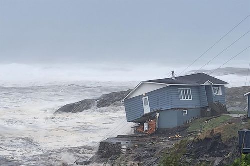 Bão Fiona hoành hành dữ dội, Canada huy động quân đội ứng phó